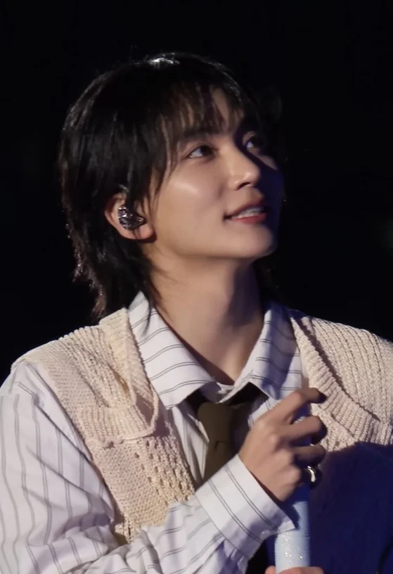 JEONGHAN (SEVENTEEN)